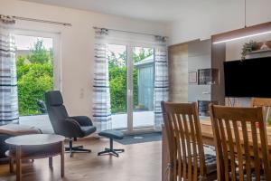 a living room with chairs and a flat screen tv at Fewo im Fränkischen Seenland in Abenberg