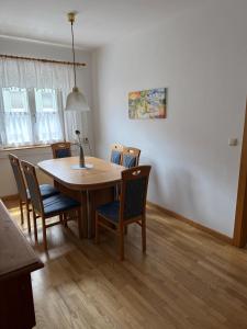 a dining room table and chairs in a room at Ferienwohnung Altes Rüsthaus in Ilz