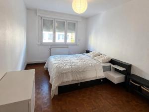 a small bedroom with a bed and a window at Le Cosy Thiers in Dunkerque