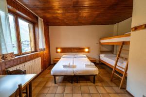 a room with two bunk beds and a table at Residence Nube D'Argento in Sestriere