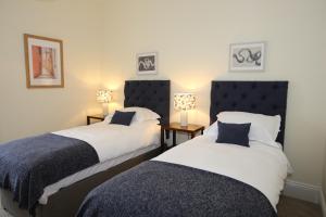 two beds in a hotel room with two lamps at The Cordelia in Scarborough +45 photos