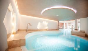 Бассейн в Hotel Riviera - Terme & Wellness Lifeclass или поблизости