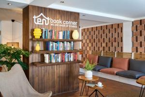 a library with a book shelf filled with books at tent Capi Playa in Playa de Palma