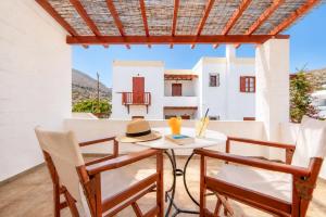 a dining room with a table and chairs at Ligaries in Kini