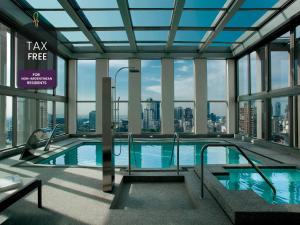 ブエノスアイレスにあるAlvear Art Hotelの窓のある建物内の大型スイミングプール