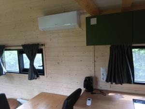 a dining room in a tiny house at Accommodatie Spiegelwaal Nijmegen Lent in Nijmegen
