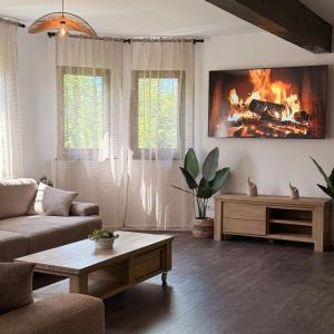 ein Wohnzimmer mit einem Kamin in der Wand in der Unterkunft Ponti's Villa in Buşteni