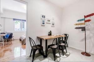 - une salle à manger avec une table et des chaises dans l'établissement Central apartment in Syntagma (A89), à Athènes