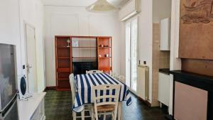 a kitchen with a table and chairs in a room at vacanza in appartamento sul mare in Fano