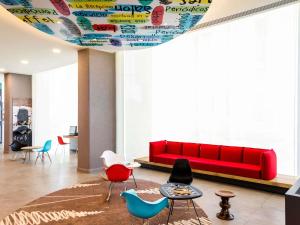 a living room with a red couch and chairs at Ibis Mexico Tlalnepantla in Mexico City