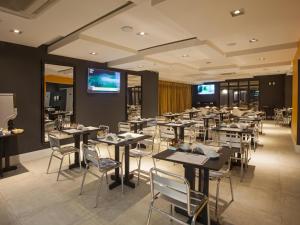 a dining room filled with tables and chairs at ibis Styles Rio de Janeiro Botafogo in Rio de Janeiro