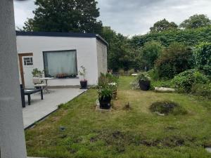 a small shed with a screen in a yard at B&B Casa Mama in Brugge in Bruges