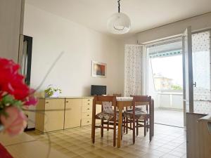 a kitchen and dining room with a table and chairs at Residence MARE App Alga 24 in Lido delle Nazioni