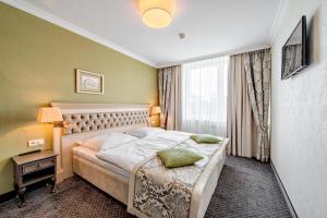 Säng eller sängar i ett rum på Hotel Podlasie