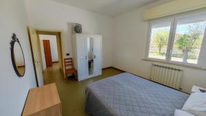 a bedroom with a bed and a window at vacanza in appartamento sul mare in Fano