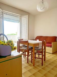a kitchen and living room with a table and chairs at Residence MARE App Alga 24 in Lido delle Nazioni