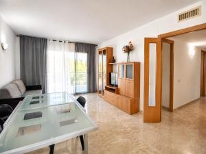 a living room with a glass table and a television at Ventura Park CC3 in Salou