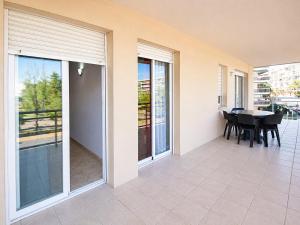 a dining room with a table and a balcony at Ventura Park CC3 in Salou