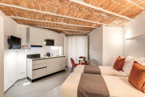 a hotel room with two beds and a kitchen at Residenze Piazza Dante in Naples