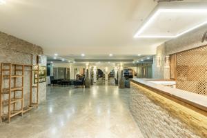eine Lobby mit Bar in einem Gebäude in der Unterkunft Costa Bitezhan Beach Hotel in Bitez + 87 Fotos