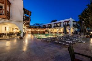 ein Resort mit Pool, Tischen und Stühlen in der Unterkunft Costa Bitezhan Beach Hotel in Bitez