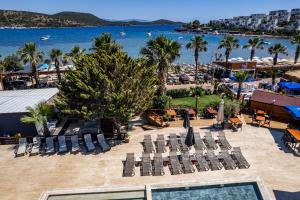 Luftaufnahme eines Resorts mit Liegestühlen und einem Pool in der Unterkunft Costa Bitezhan Beach Hotel in Bitez