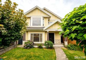 a yellow house with a lawn in front of it at 3BR Spacious Living Space 1 Parking Private Entry in Richmond