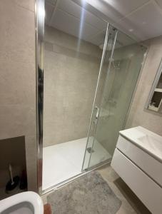 a bathroom with a shower and a toilet and a sink at Casa val in Valdemoro