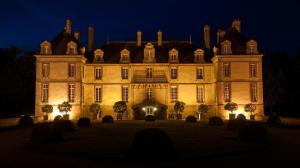 a large castle at night with its lights on at Château-Hôtel de Bourron in Bourron-Marlotte