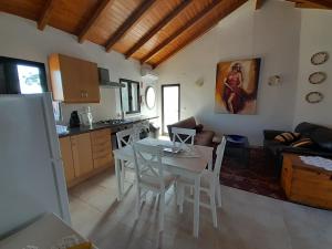 eine Küche und ein Wohnzimmer mit Tisch und Stühlen in der Unterkunft Harmonia in Ouzenda