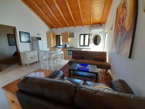ein Wohnzimmer mit Sofa und Tisch in der Unterkunft Harmonia in Ouzenda