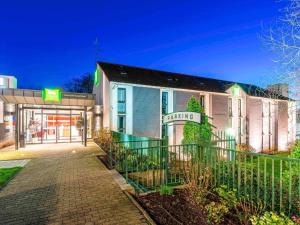 a building with a parking sign in front of it at ibis Styles Douai Gare Gayant Expo in Douai
