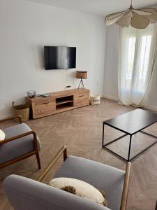 a living room with a couch and a tv at Hurtado Siete in Jaén