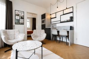 a living room with a table and chairs and a kitchen at De Zilte Melis Boutique Rooms in Meliskerke