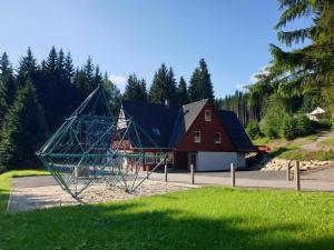 a large metal sculpture in front of a red barn at Sauberghaus Wohnung 2 in Breitenbrunn