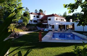 ein Haus mit Swimmingpool im Garten in der Unterkunft Harmonia in Ouzenda