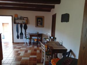 a kitchen and dining room with a table and chairs at Piano Piano Affittacamere in Andagna