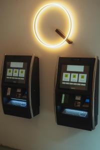 a light on a wall next to a cash register at Motel Q Kornspeicher in Neuruppin