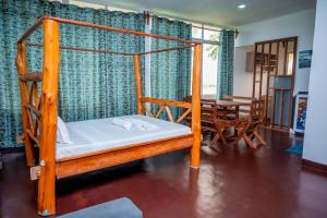 a bedroom with a bunk bed and a table at Marumbi Beach House in Marumbi +47 photos