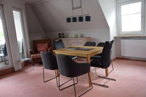 a dining room with a table and chairs at Hotel Stadt Lübeck in Timmendorfer Strand