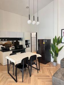 a kitchen and dining room with a table and chairs at Nadda Pool Villa Ranong in Ban Bang Rin (1)
