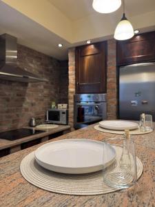 a kitchen with two white plates on a counter at Apartman Trg in Šabac