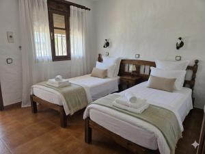a bedroom with two beds with towels on them at Hotel Apolo XI in Tahivilla
