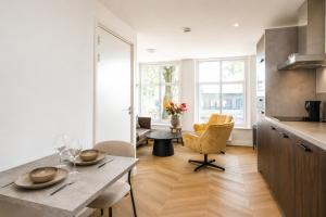 a kitchen and living room with a table and chairs at De Zilte Melis Boutique Rooms in Meliskerke +13 photos