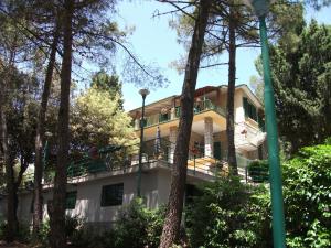 une maison avec un balcon au milieu des arbres dans l'établissement B&B La Principessa, à Corciano