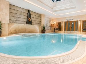 a large swimming pool in a hotel room at Top Tirol Appartement in Längenfeld