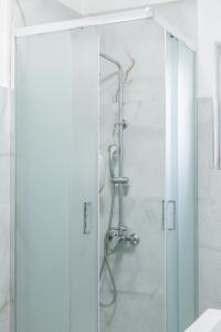 a shower with a glass door in a bathroom at Apartmani Triluna in Drškovci