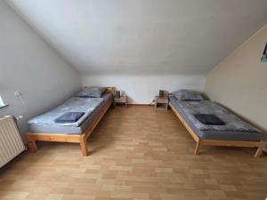 two beds sitting in a room with at Büdingen Hanau Frankfurt Monteurwohnung in Büdingen