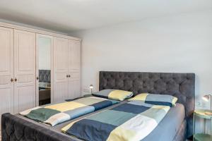 a bedroom with a large bed with blue and yellow pillows at Schöne Wohnung in ruhiger Gegend in Calden