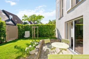 a small backyard with a table and chairs at Appartment SPATZENNEST in Bietigheim-Bissingen